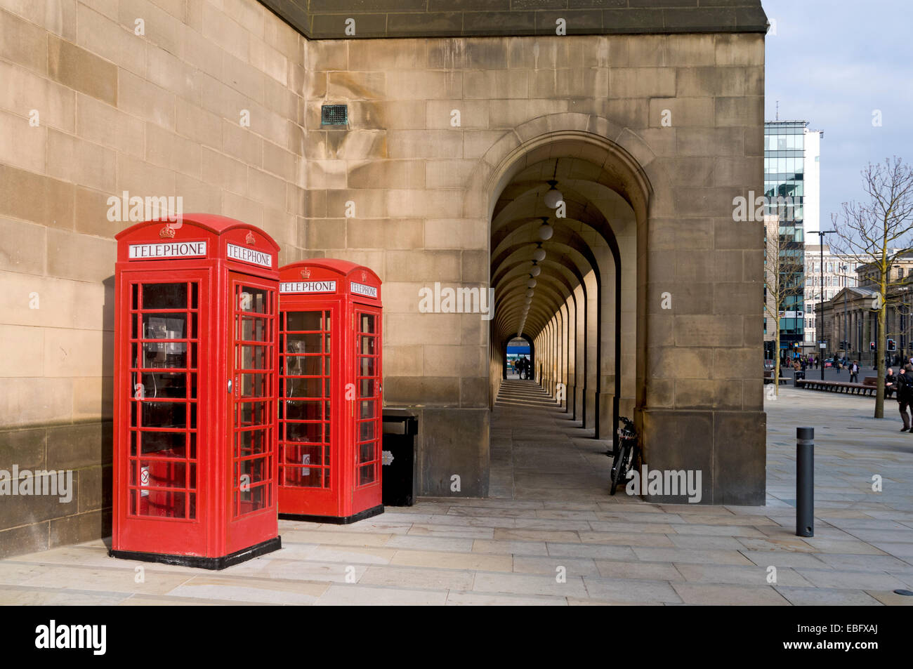 Vecchio tipo BT telefono le caselle in Arcade, Municipio estensione, Piazza San Pietro, Manchester, Inghilterra, Regno Unito Foto Stock