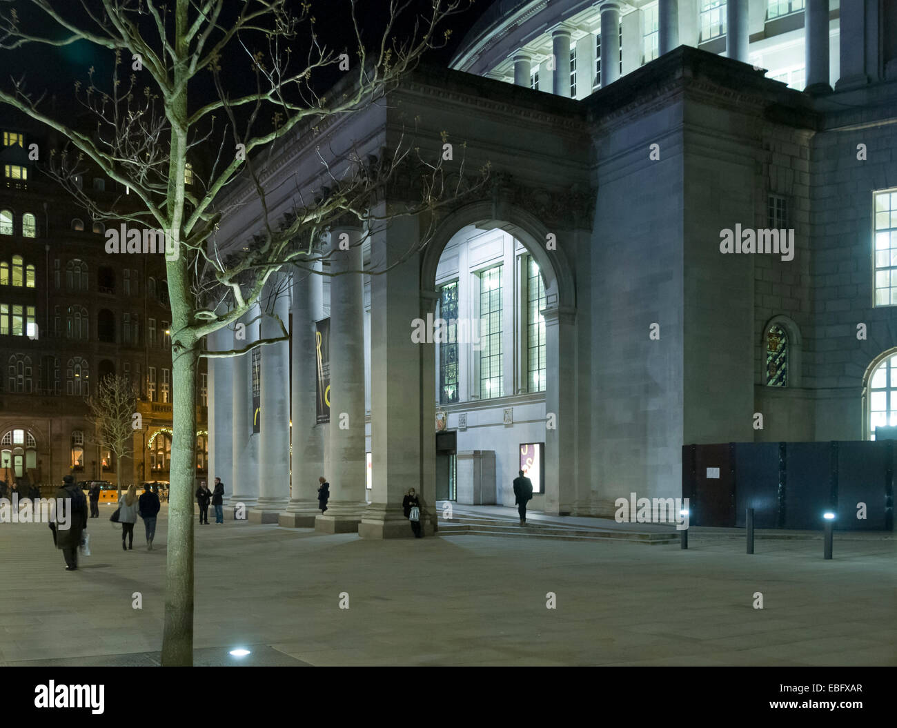 Biblioteca centrale di Manchester ingresso portico di notte, Piazza San Pietro, Manchester, Inghilterra, Regno Unito Foto Stock