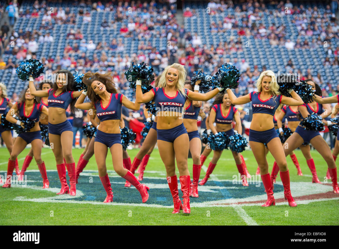 Houston, Texas, Stati Uniti d'America. 30 Novembre, 2014. Houston Texans cheerleader eseguire prima un gioco di NFL tra Houston Texans e Tennessee Titans a NRG Stadium di Houston, TX in novembre 30th, 2014. Credito: Trask Smith/ZUMA filo/Alamy Live News Foto Stock