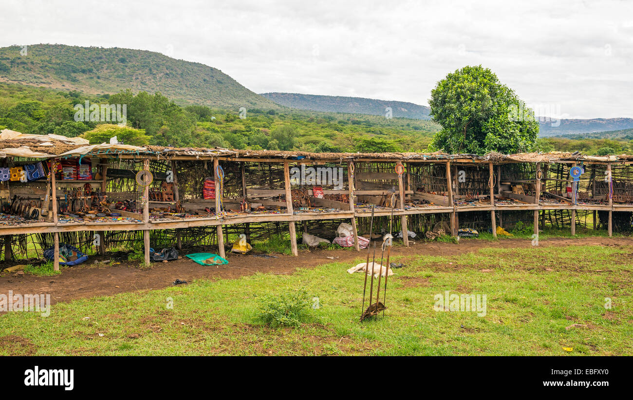 Mercato Africano che offre tradizionali accessori fatti a mano dal popolo Masai Foto Stock