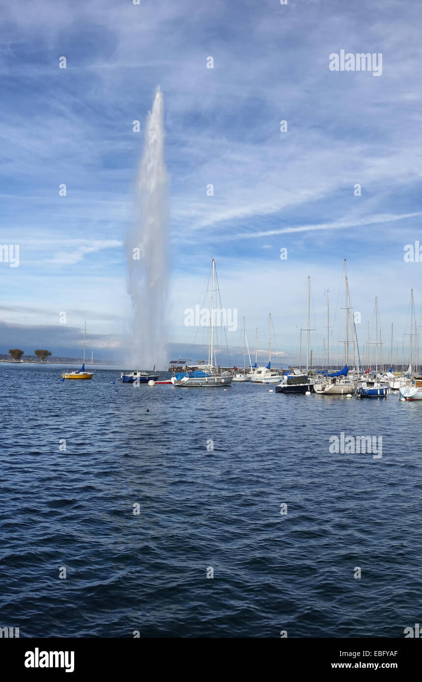 L'immagine verticale del Lago di Ginevra, in Svizzera, con la famosa fontana Jet d'Eau sulla bella giornata di caduta Foto Stock