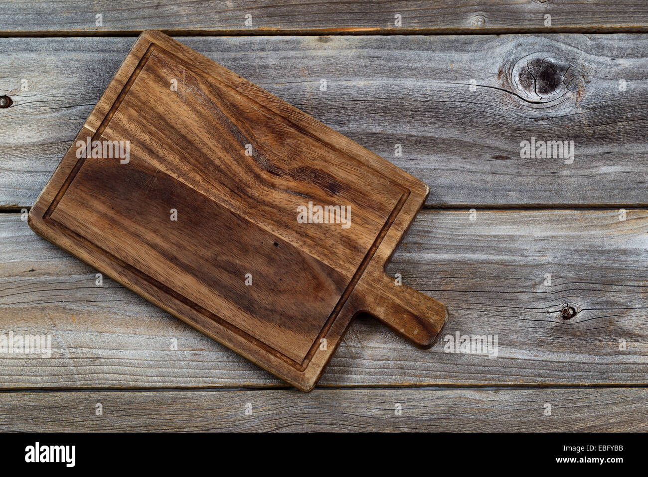 Vintage in legno di noce scheda servente per alimentare di età su tavole di legno Foto Stock