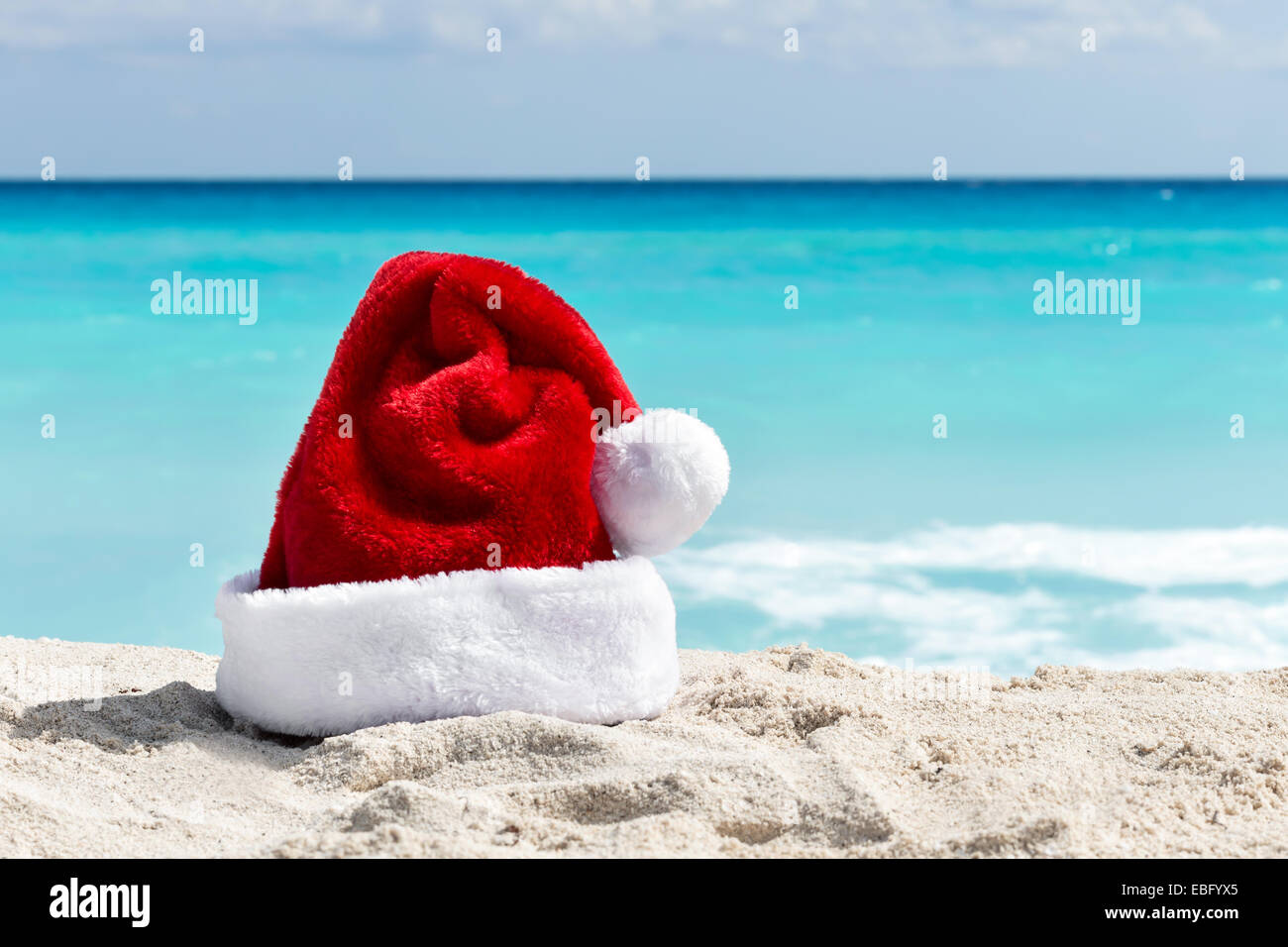 Santa Claus hat in corrispondenza dei caraibi spiaggia sabbiosa, Cancun. Concetto di vacanza Foto Stock