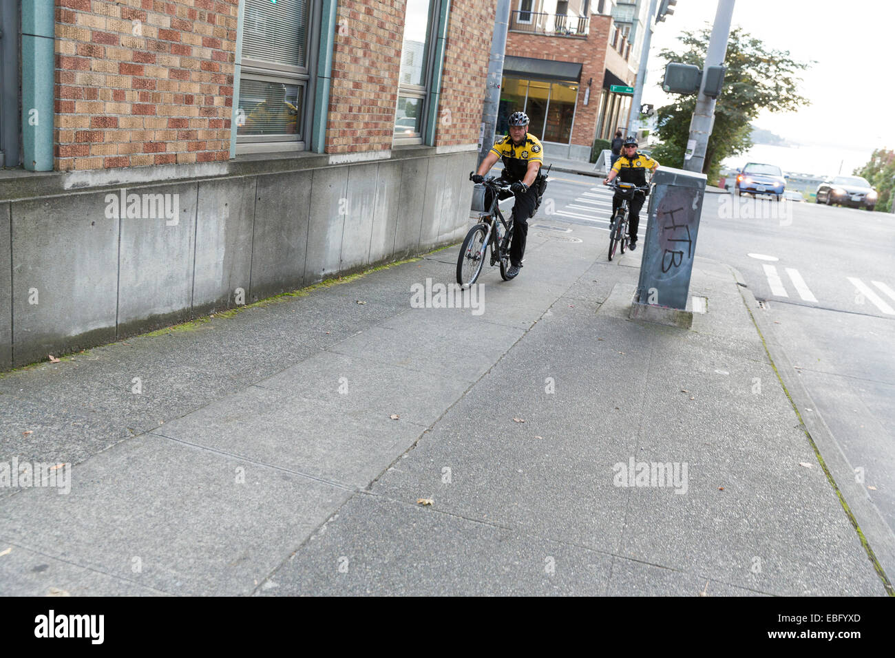Gli ufficiali di polizia pattugliano le strade di Seattle mentre cavalcate sulle biciclette Foto Stock