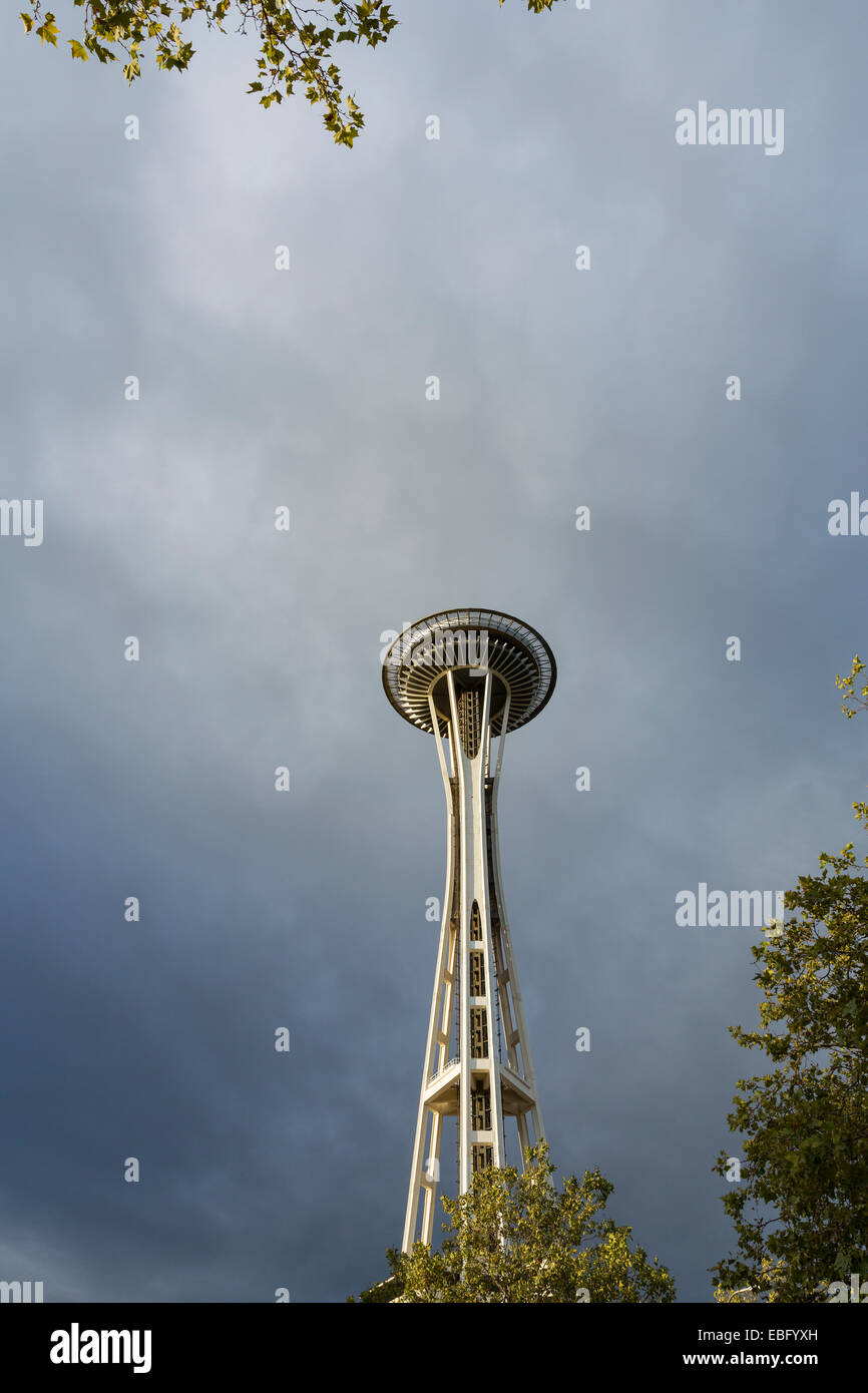 Seattle il famoso punto di riferimento, lo Space Needle, come si vede dalla vista sulla strada con una media, nuvole temporalesche in background Foto Stock
