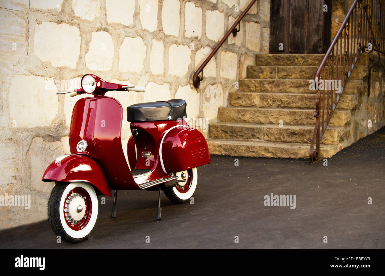 1968 red scooter Vespa al di fuori di un edificio rustico Foto Stock