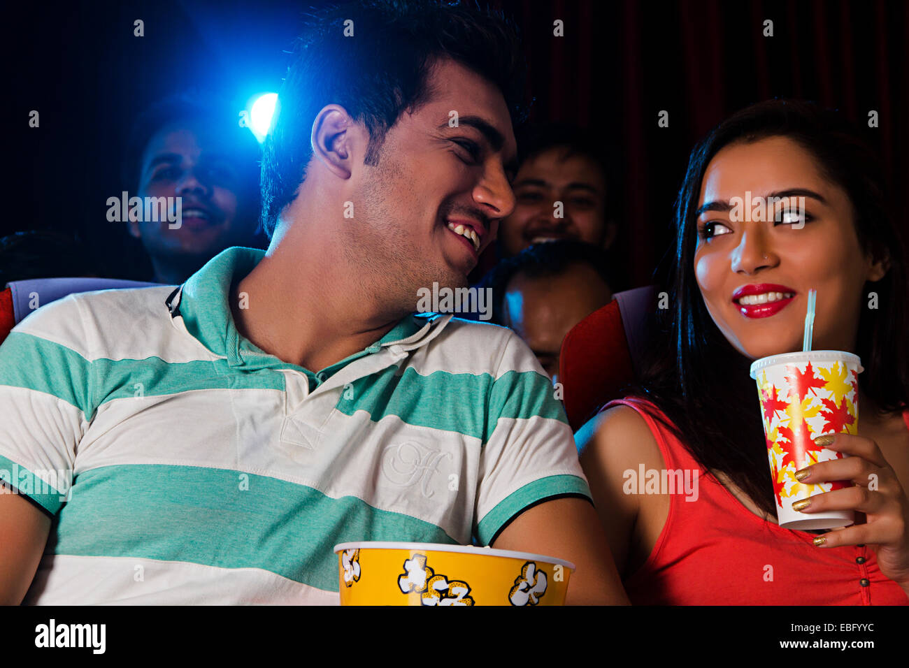 Indian giovane sala cinema godetevi il filmato Foto Stock