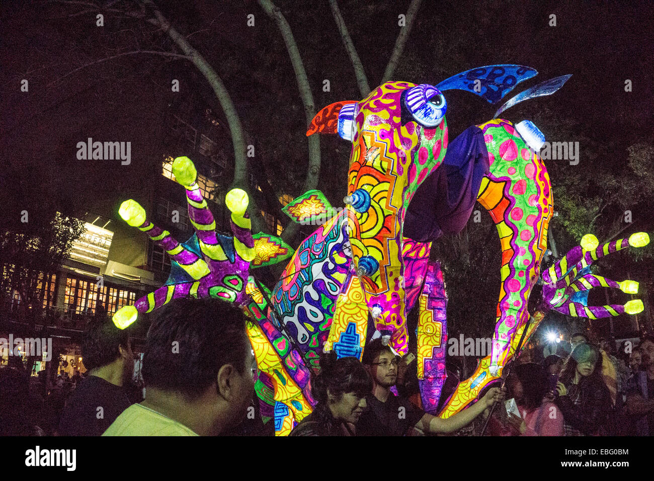 Città del Messico, Messico, 29 Novembre 2014: mostri illuminato dalla sfilata di Alebrijes Monumentales, creature fantastiche, arrivare a Luis Cabrera Square per giudicare dopo a sfilare attraverso le strade di notte di Orizaba & Roma neigborhoods Credito: Dorothy Alexander/Alamy Live News Foto Stock