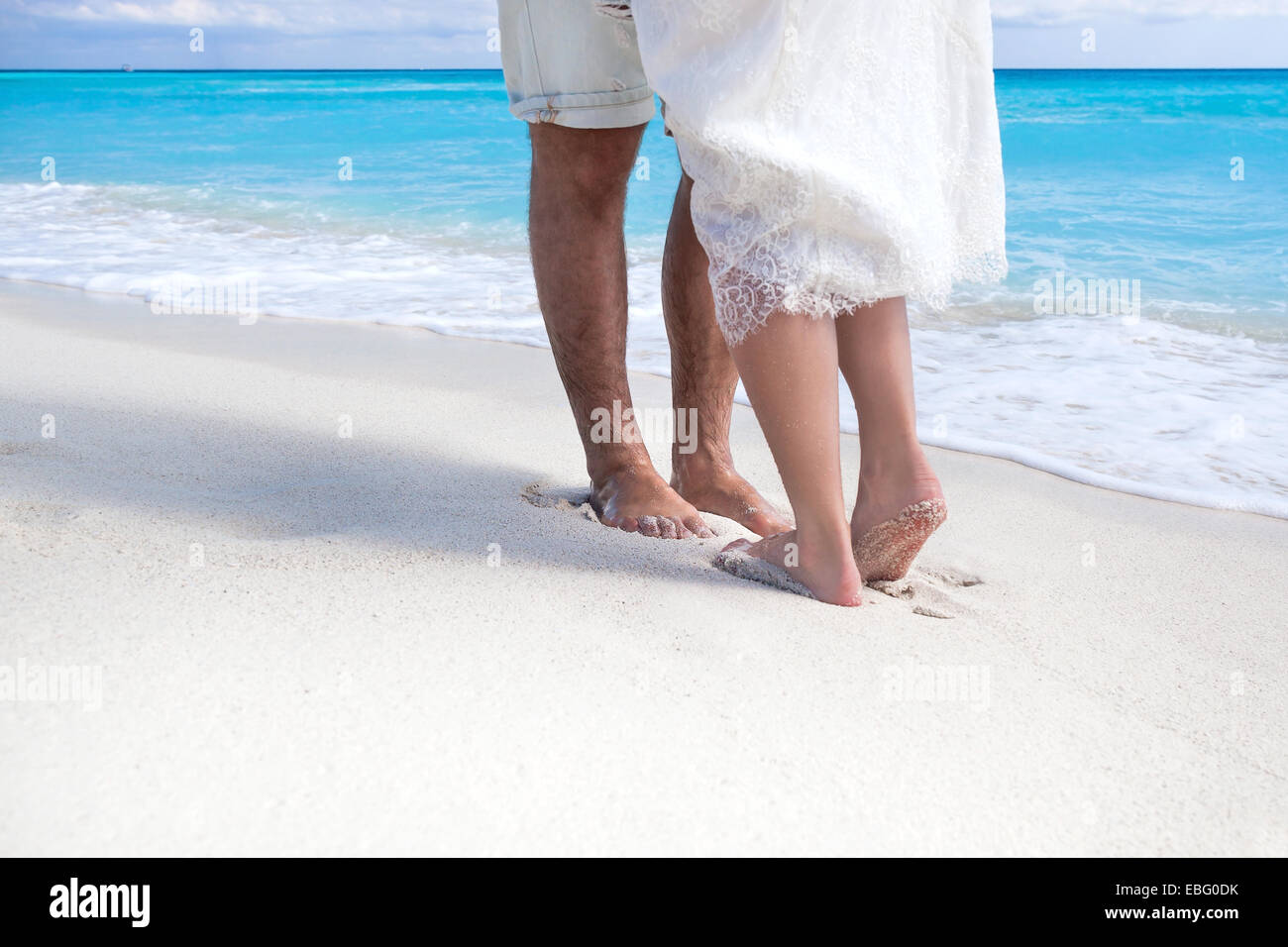 Chiudere fino a maschio e femmina i piedi sulla sabbia bianca, kissing Foto Stock