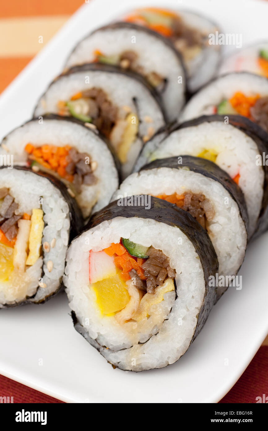 Gim bap, un cibo Coreano realizzato da riso, verdure e carni confezionate  con alghe marine Foto stock - Alamy