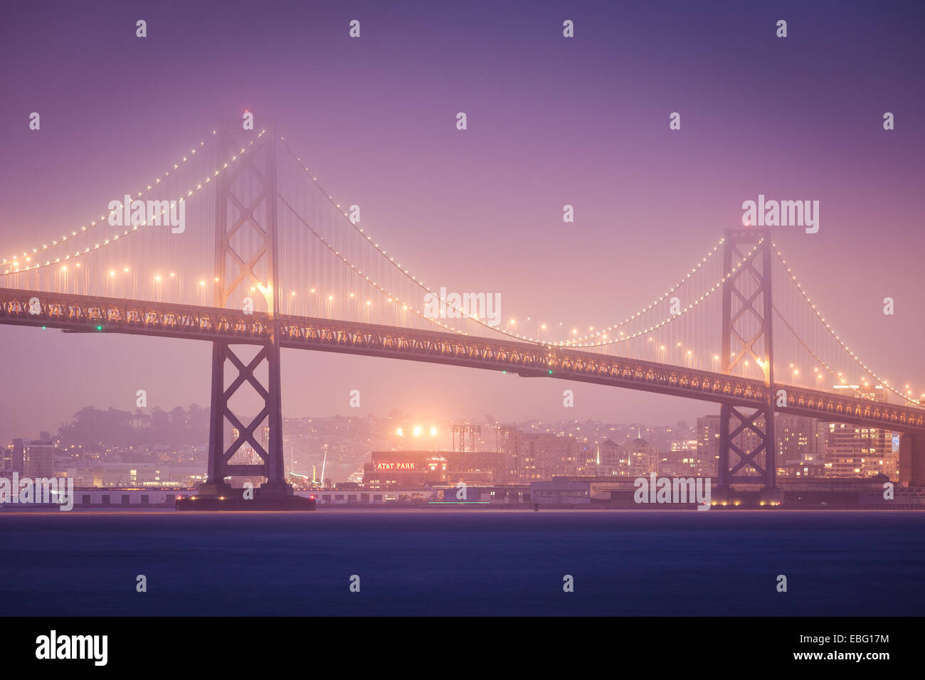 Il Bay Bridge che collega San Francisco e di Oakland. Foto Stock