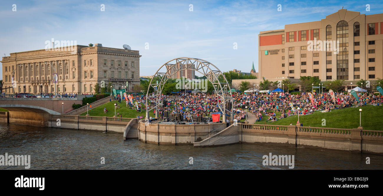 Grande folla a Simon Estes Riverfront anfiteatro. Des Moines, Iowa. Foto Stock