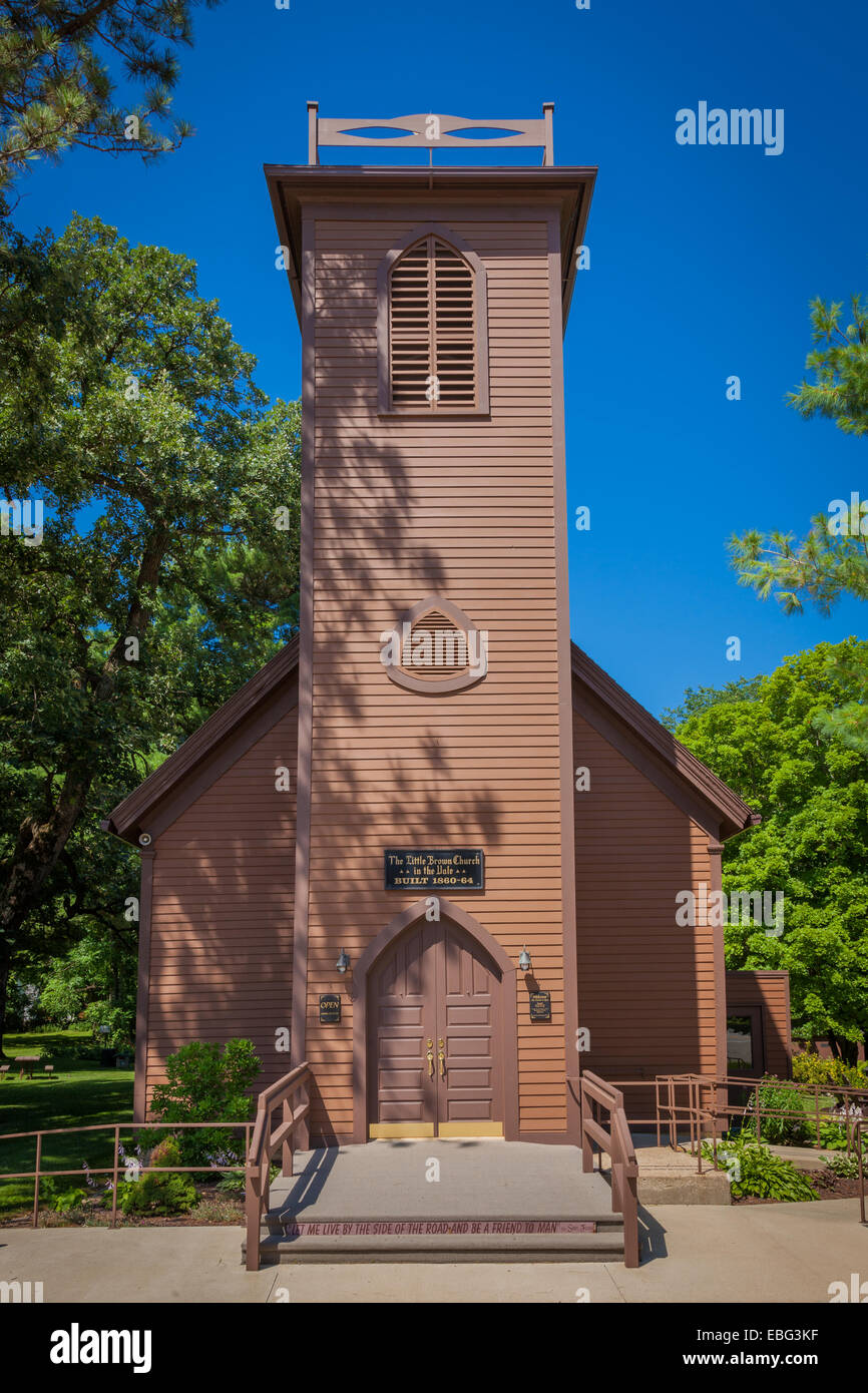 Piccola chiesa marrone in la vale. Nashua, Iowa. Foto Stock