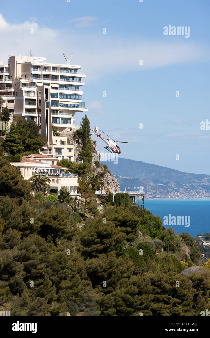 Elicottero (eurocopter ec130) decollo da un hotel a cinque stelle. Vista Hotel, Roquebrune-Cap-Martin, Alpes-Maritimes, Costa Azzurra, Francia. Foto Stock