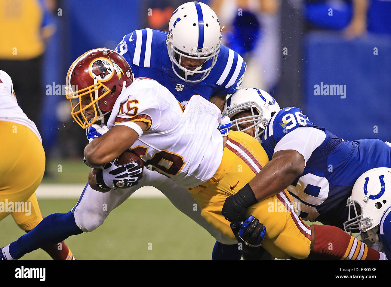 Indianapolis NEGLI STATI UNITI. 30 Novembre, 2014. Washington Redskins running back Alfred Morris (46) corre la palla e viene affrontato da Indianapolis Colts naso affrontare Josh Chapman (96) e di forte sicurezza Mike Adams (29) durante la seconda metà del gioco di NFL tra Washington Redskins e Indianapolis Colts a Lucas Oil Stadium di Indianapolis, Indiana. Il Colts ha sconfitto il Redskins 49-27. Credito: 2014 Billy Hurst/CSM/Alamy Live News Foto Stock