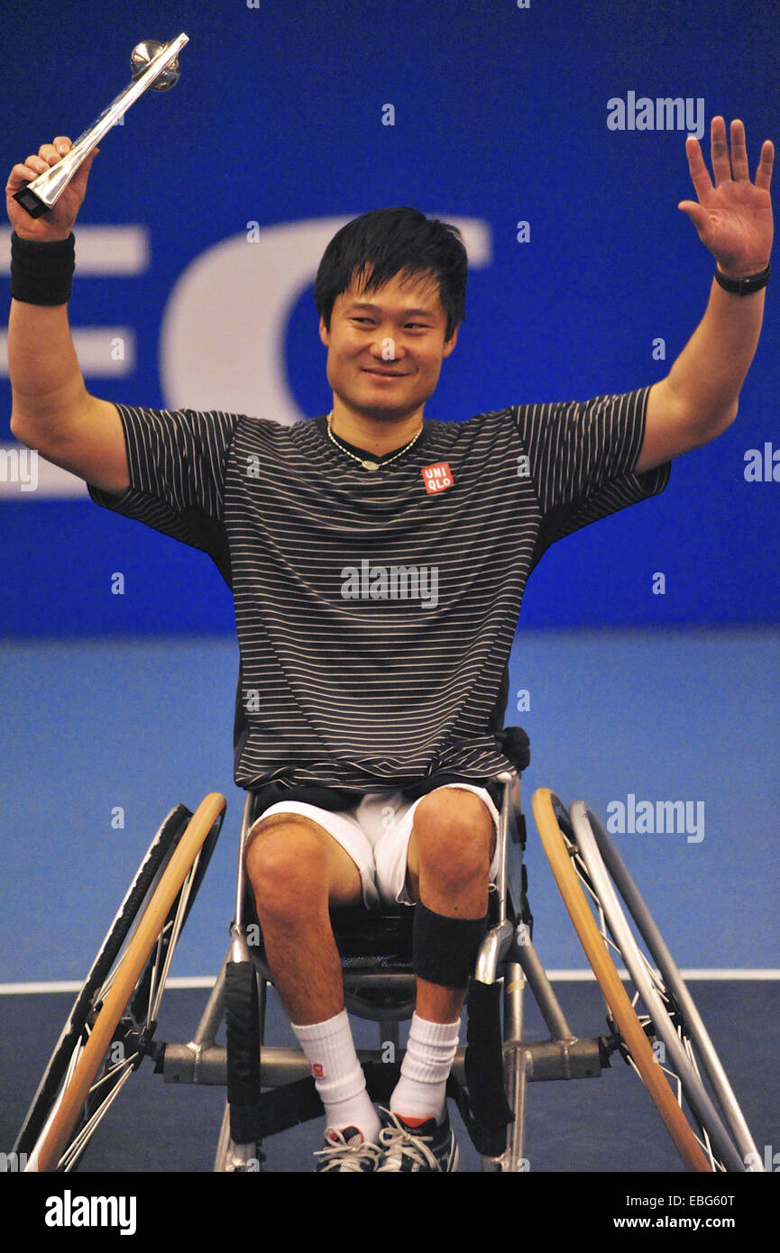 Birmingham, Regno Unito. 30 Novembre, 2014. Shingo Kunieda (JPN) sorride mentre tiene il suo trofeo dopo aver vinto il NEC Tennis in carrozzina maestri della concorrenza. Kunieda hanno dominato la partita e battere Nicolas Peifer (FRA) con un punteggio di 6-1, 6-1. Credito: Michael Preston/Alamy Live News Foto Stock