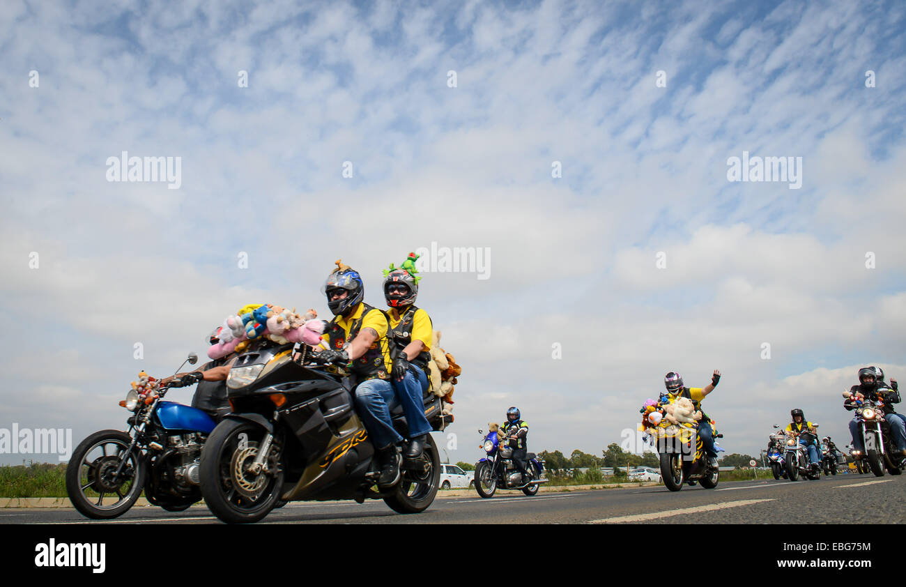 (141201) -- JOHANNESBURG, 1 dicembre, 2014 (Xinhua) -- Motociclisti prendere parte nel giocattolo correre in Benoni, provincia di Gauteng, in Sud Africa il nov. 30, 2014. Il motociclo annuale corsa di beneficenza del Sud Africa, Toy Run, si è svolta nella provincia di Gauteng Domenica. L'evento, che ha 32 anni di storia, ha attirato quasi 15.000 motociclisti di quest'anno. Più di 25.000 i giocattoli e gli articoli di cancelleria sono stati donati dagli appassionati di moto e la folla per i bambini. (Xinhua/Zhai Jianlan) Foto Stock