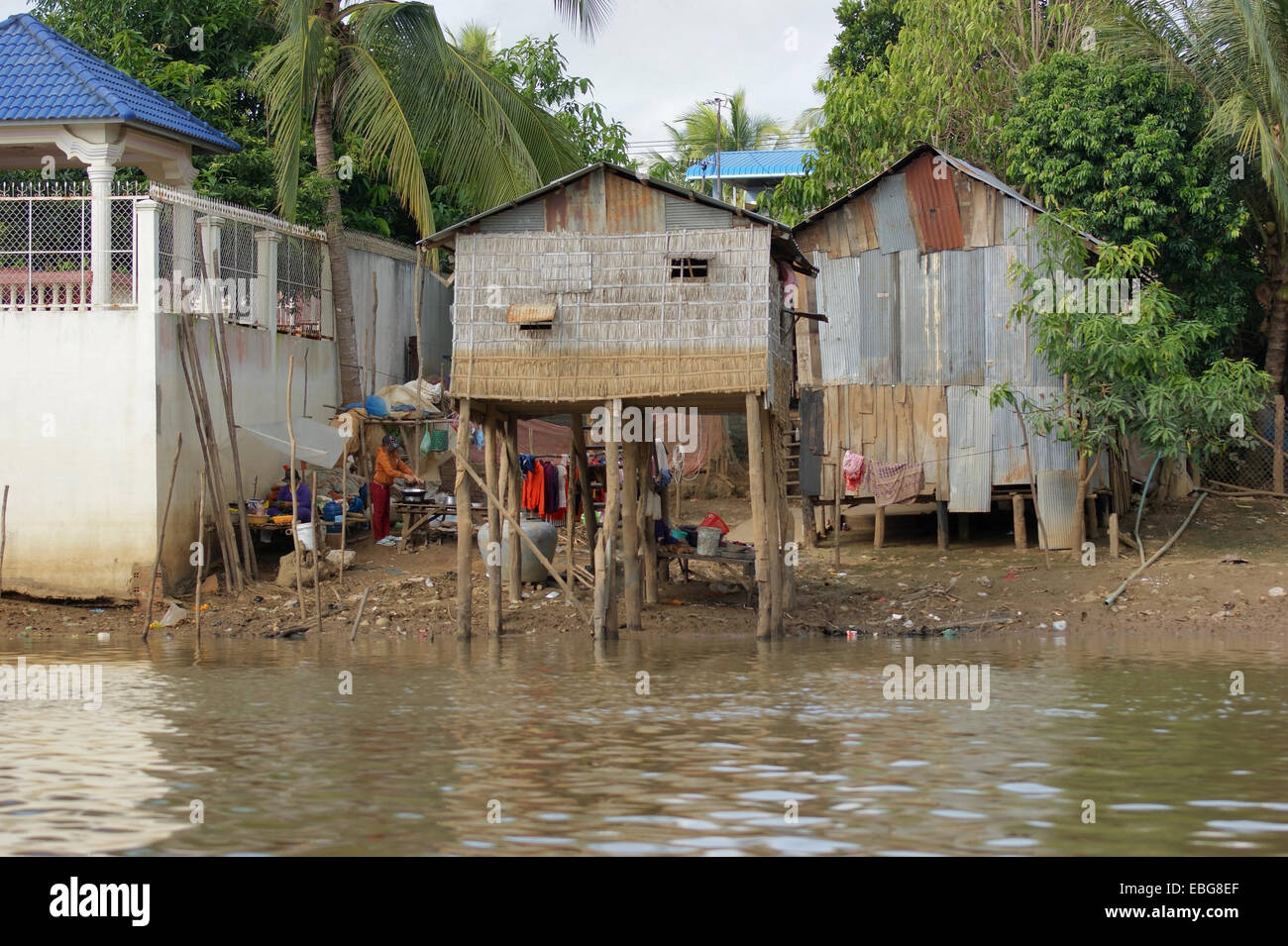 Paesaggi ripariali con baracche in corrispondenza di un fiume in Cambogia Foto Stock