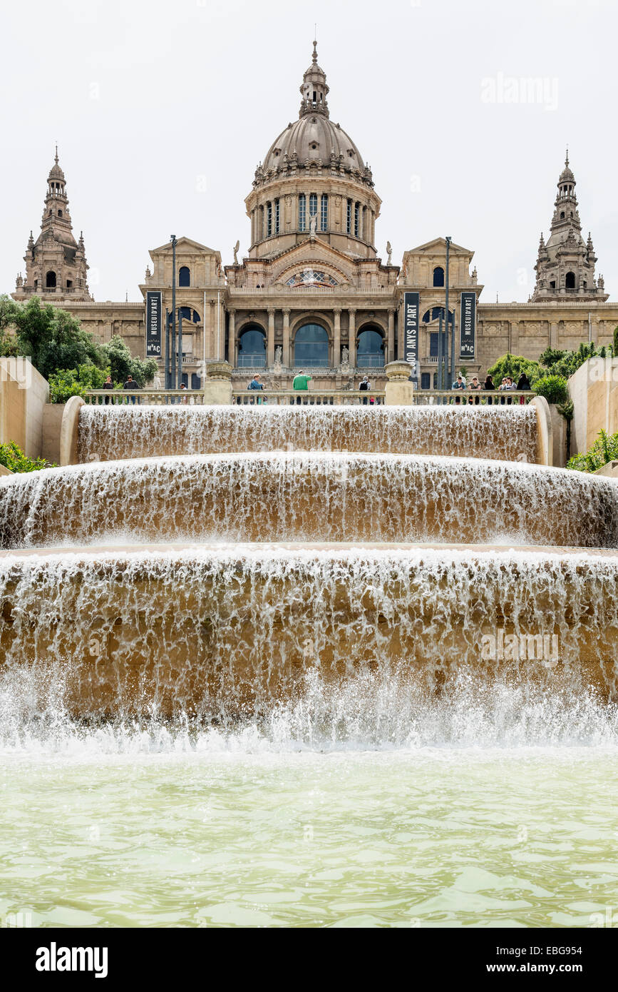 Fontana al Palazzo Nazionale, Barcellona, in Catalogna, Spagna Foto Stock