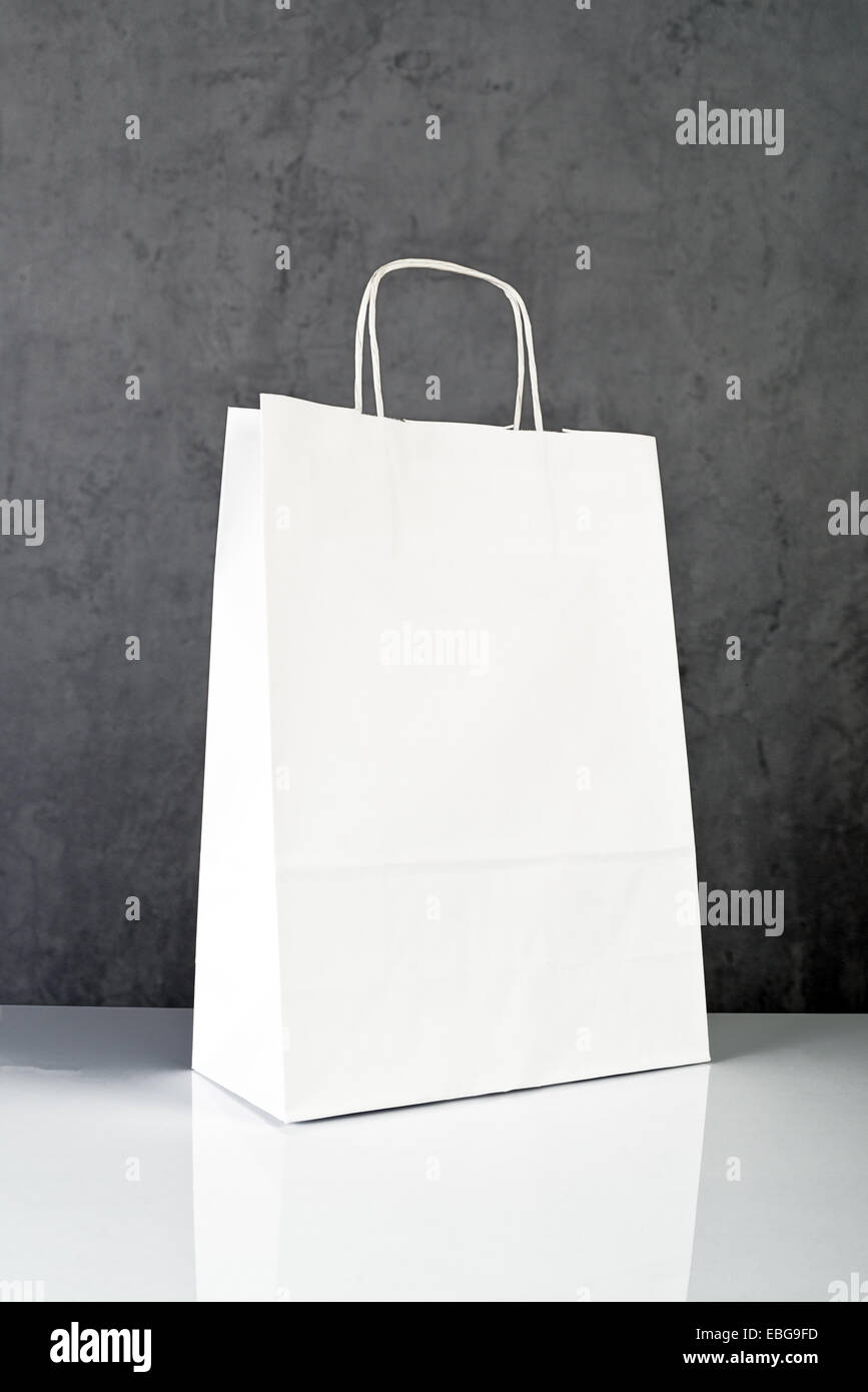 Libro bianco Shopping Bag su legno Store TAVOLO. Foto Stock
