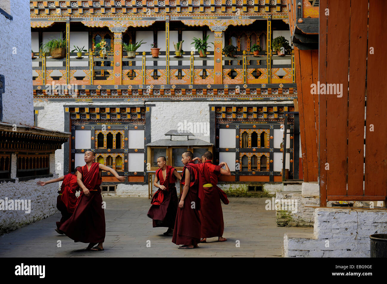 Un gruppo di giovani monaci praticare una danza religiosa nel cortile del Mongar Dzong fortezza, Mongar, Mongar distretto, Bhutan Foto Stock