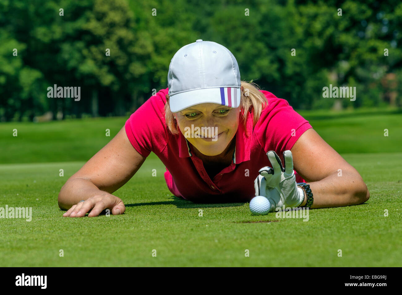 Giocatore di golf femminile colpetti la pallina da golf con le sue dita nel foro, Golfclub Schloss Myllendonk, Korschenbroich Foto Stock