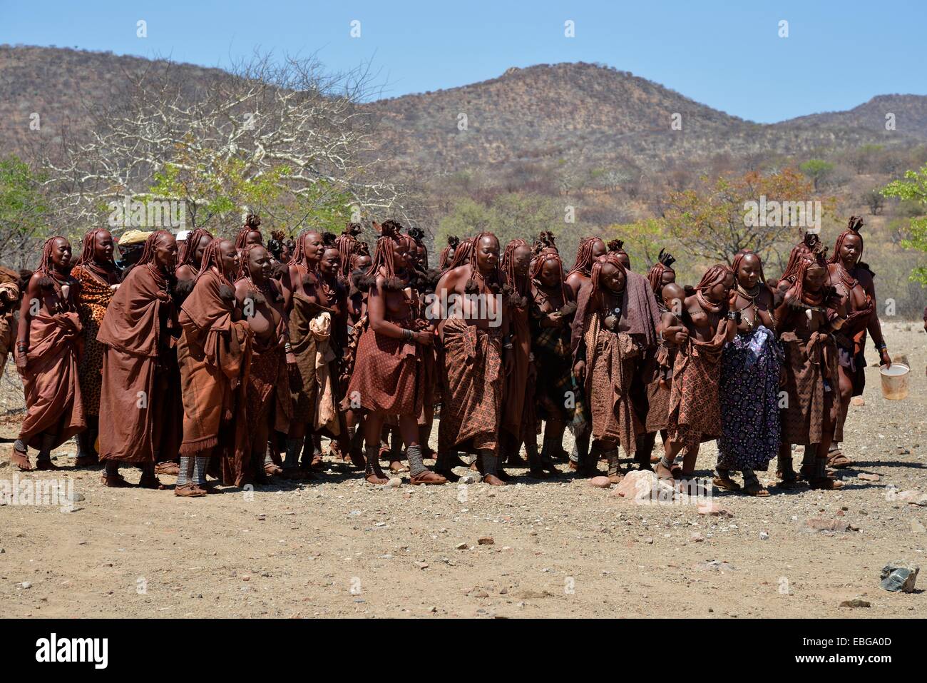 In lutto per le donne himba a un funerale, Omohanja, Kaokoland, Kunene, Namibia Foto Stock