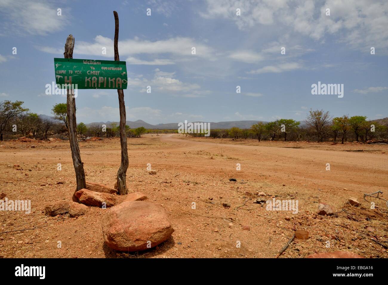 Firmare all'entrata del villaggio di Omuramba, villaggio residenziale di Chief Hikuminue Kapika, il leader tribale del Foto Stock