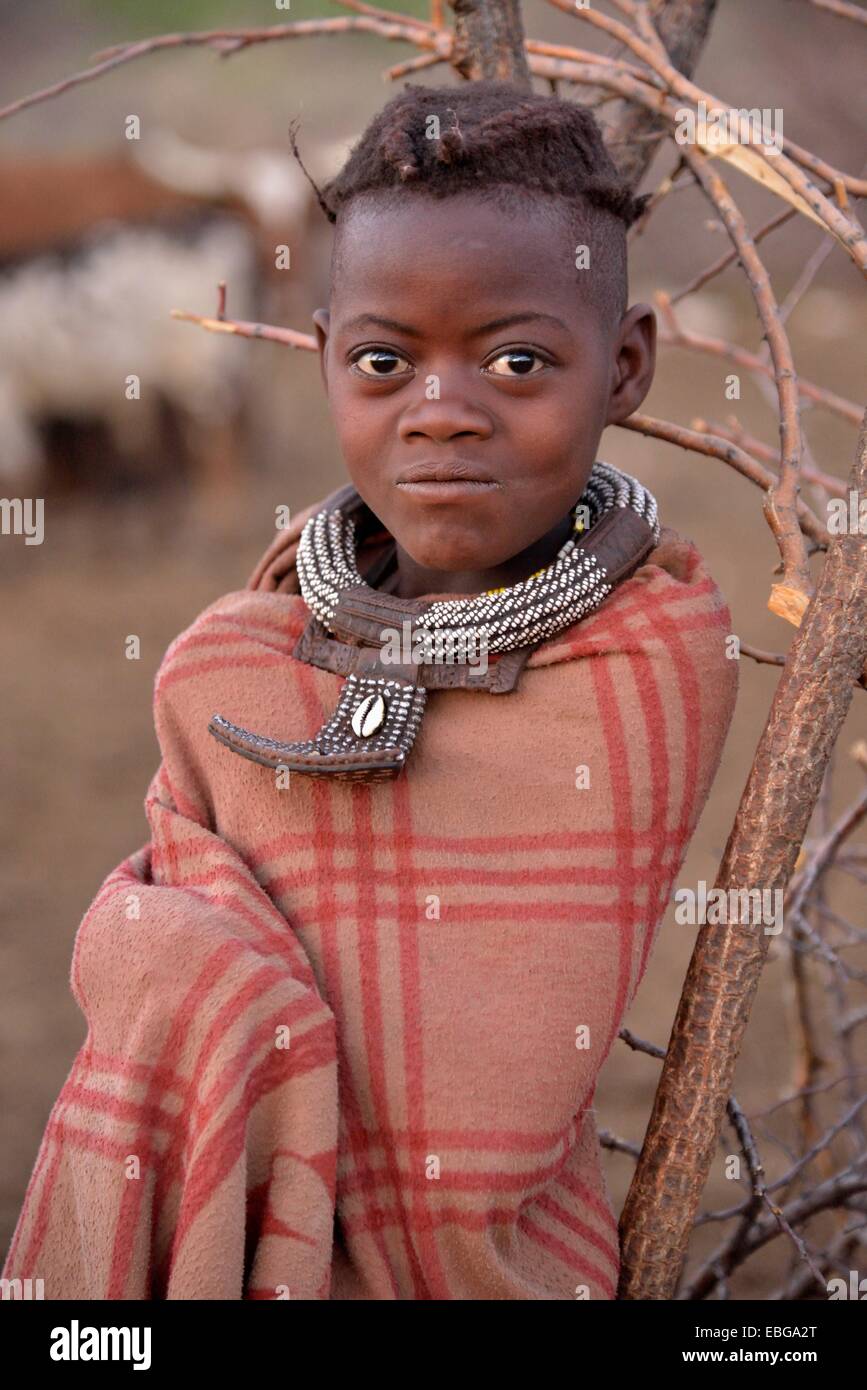 Giovane pastorella dal popolo Himba, Ombombo, Kaokoland, Kunene, Namibia Foto Stock
