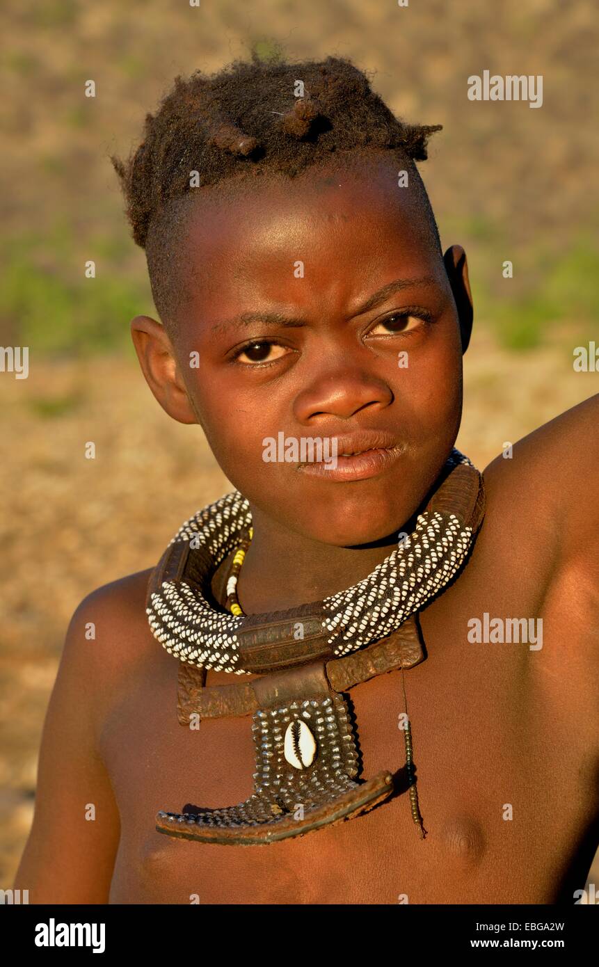 Giovane pastorella dal popolo Himba, Ombombo, Kaokoland, Kunene, Namibia Foto Stock