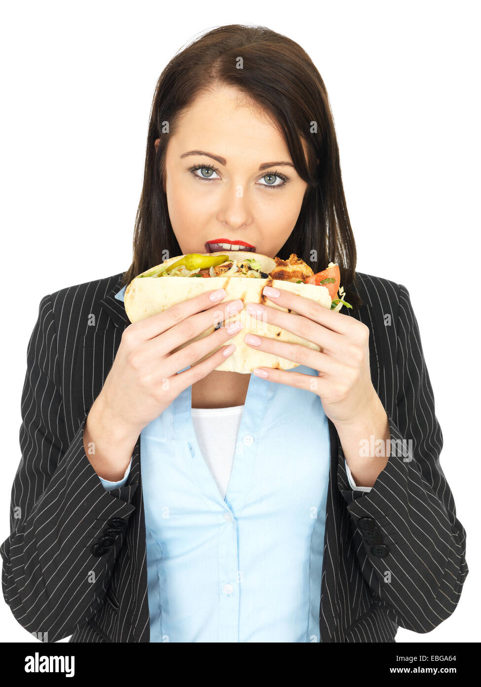 Attraente donna d'affari di mangiare un hamburger di pollo Foto Stock
