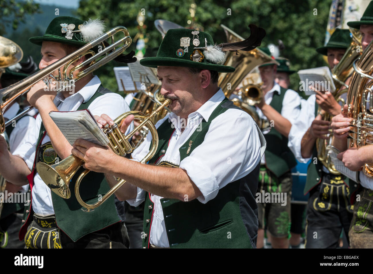 Band presso il Oberlandler Gauverband sfilata in costume, Fischbachau, Alta Baviera, Baviera, Germania Foto Stock