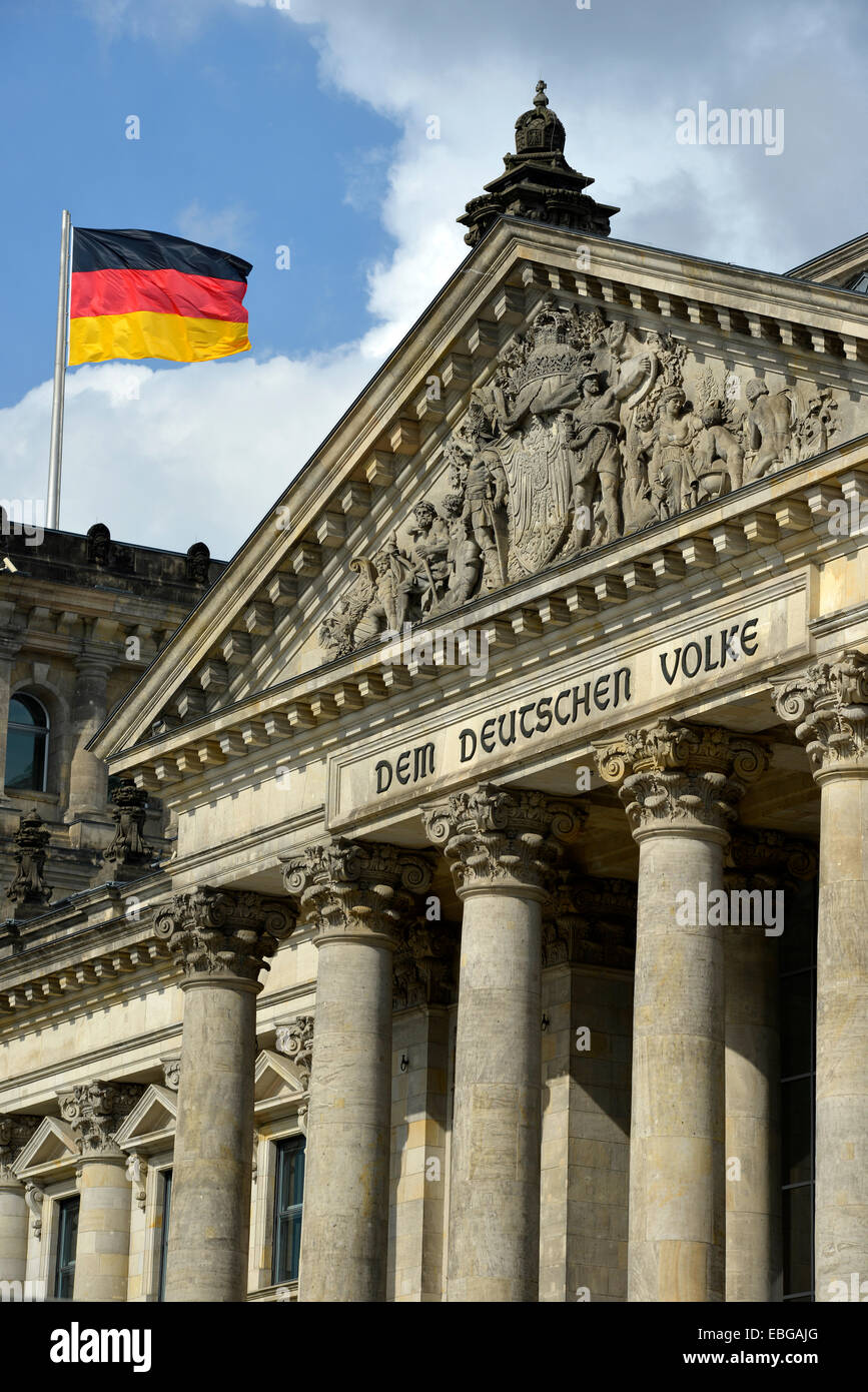 Bandiera tedesca battenti sul Reichstag, il Parlamento, il Bundestag, scritte sul timpano sopra il portale principale 'em Foto Stock