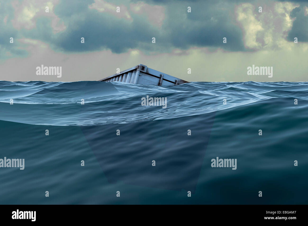 Un 40 piedi di contenitore di spedizione floating in mare appena sotto la superficie Foto Stock