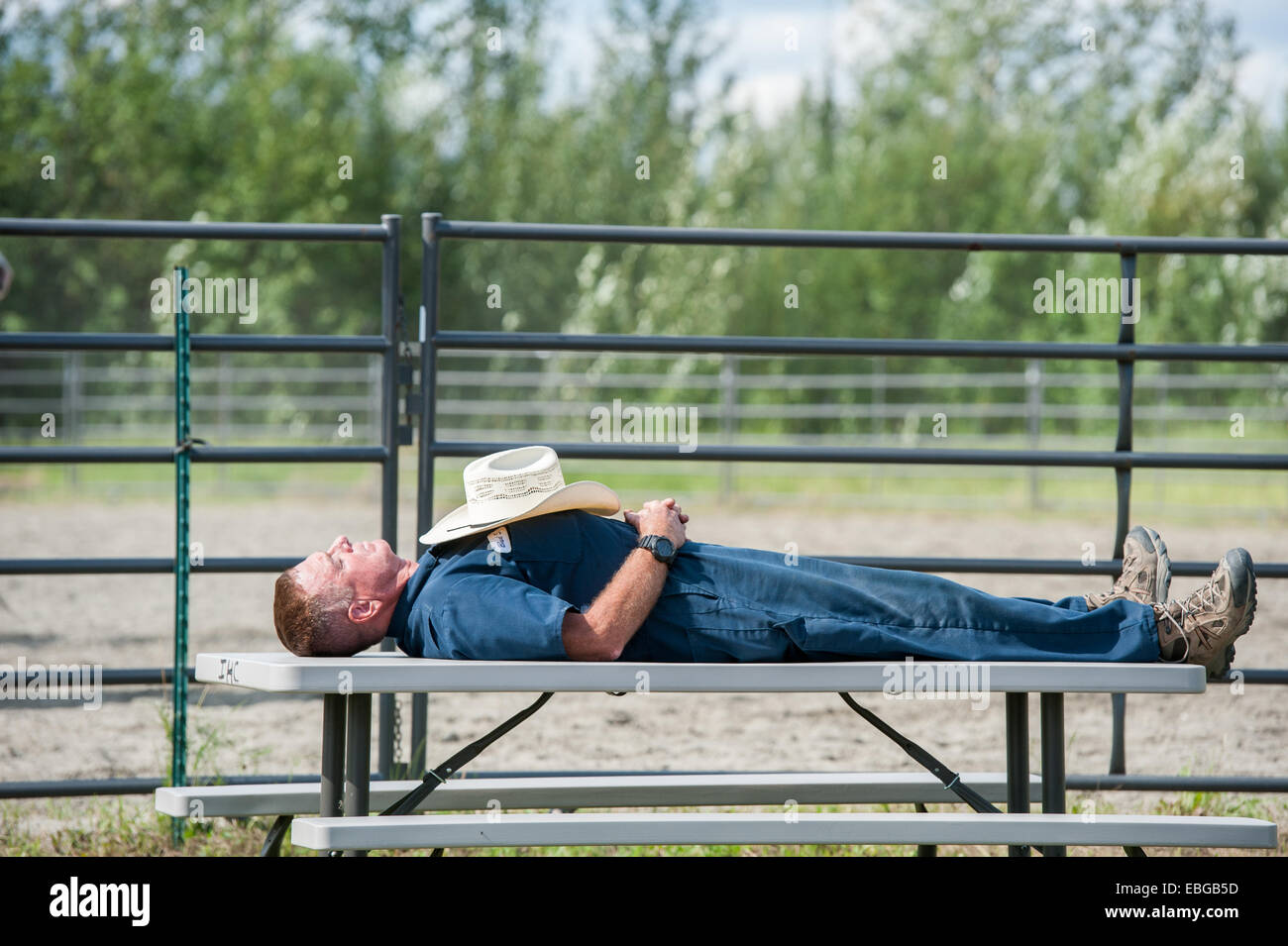 Il contadino di dormire su un tavolo da pic-nic Foto Stock