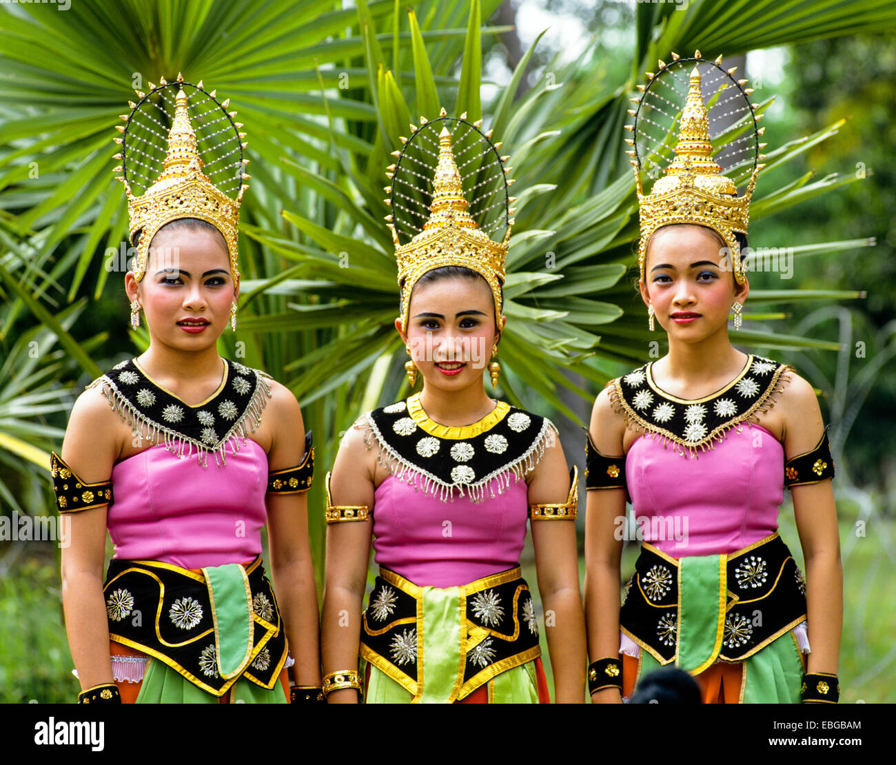 Tre giovani donne che indossano i costumi tradizionali, stile Sukhothai,  Sukhothai, Provincia di Sukhothai, Thailandia del Nord della Thailandia  Foto stock - Alamy