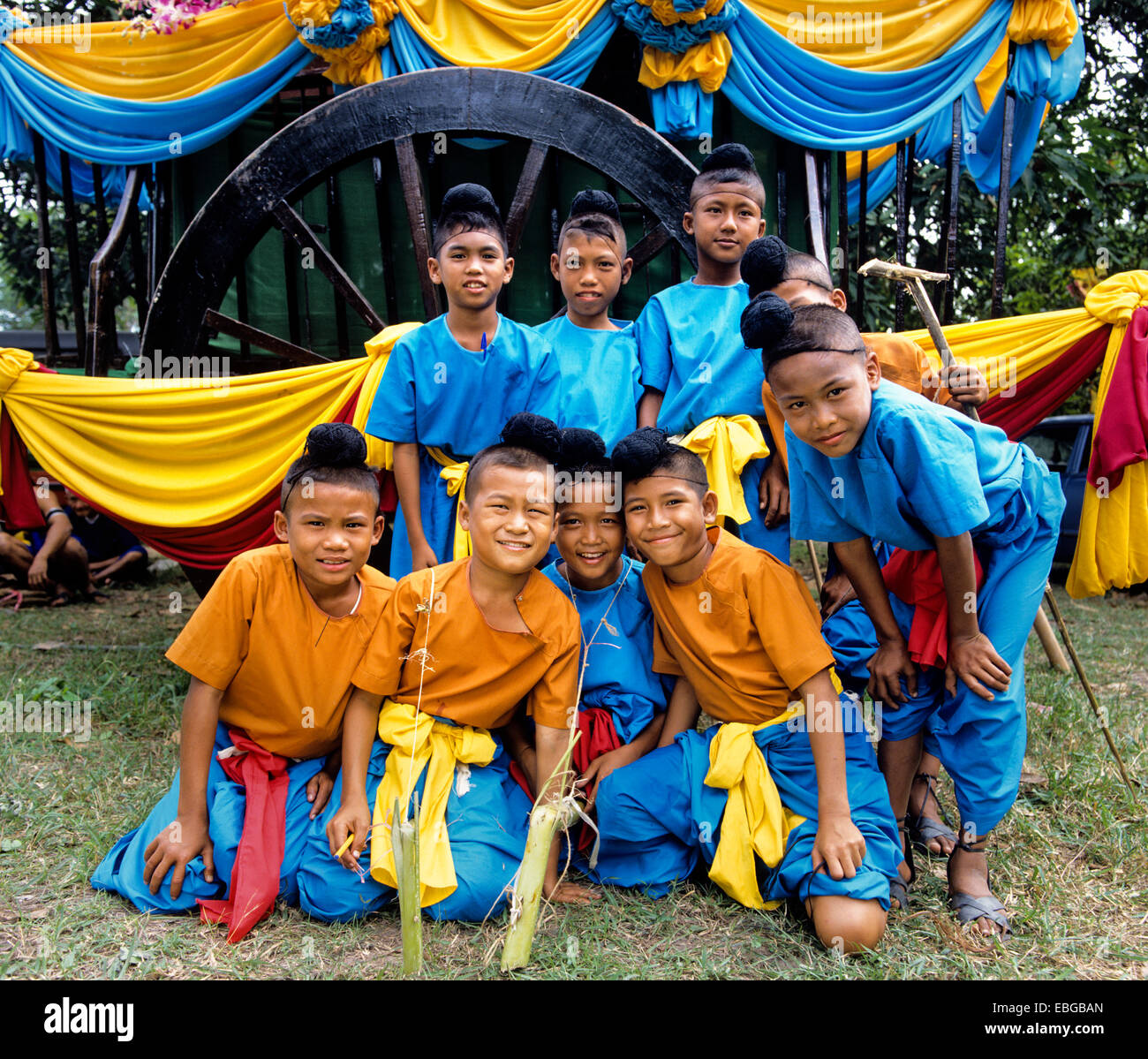 Un gruppo di ragazzi semplici da indossare abbigliamento tradizionale durante un Loy Krathong parade, Sukhothai, Sukhothai, Sukhothai Provincia Foto Stock