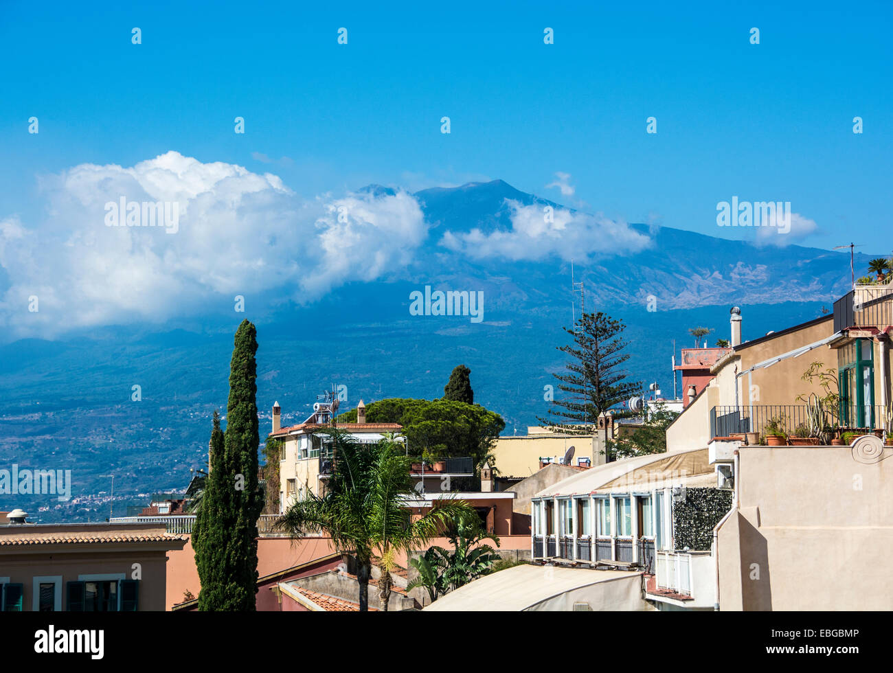 Il monte Etna da Taormina, Sicilia Foto Stock