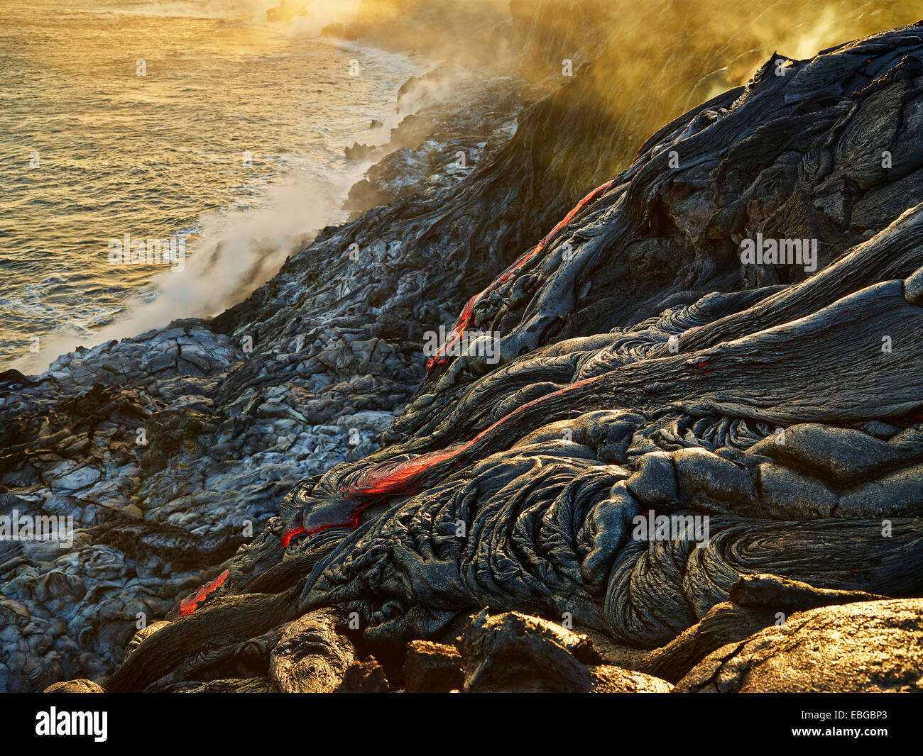 Puʻu ʻŌʻō o Puu Oo vulcano, eruzione vulcanica, flusso di lava, red hot lava fluente nell'Oceano Pacifico Foto Stock