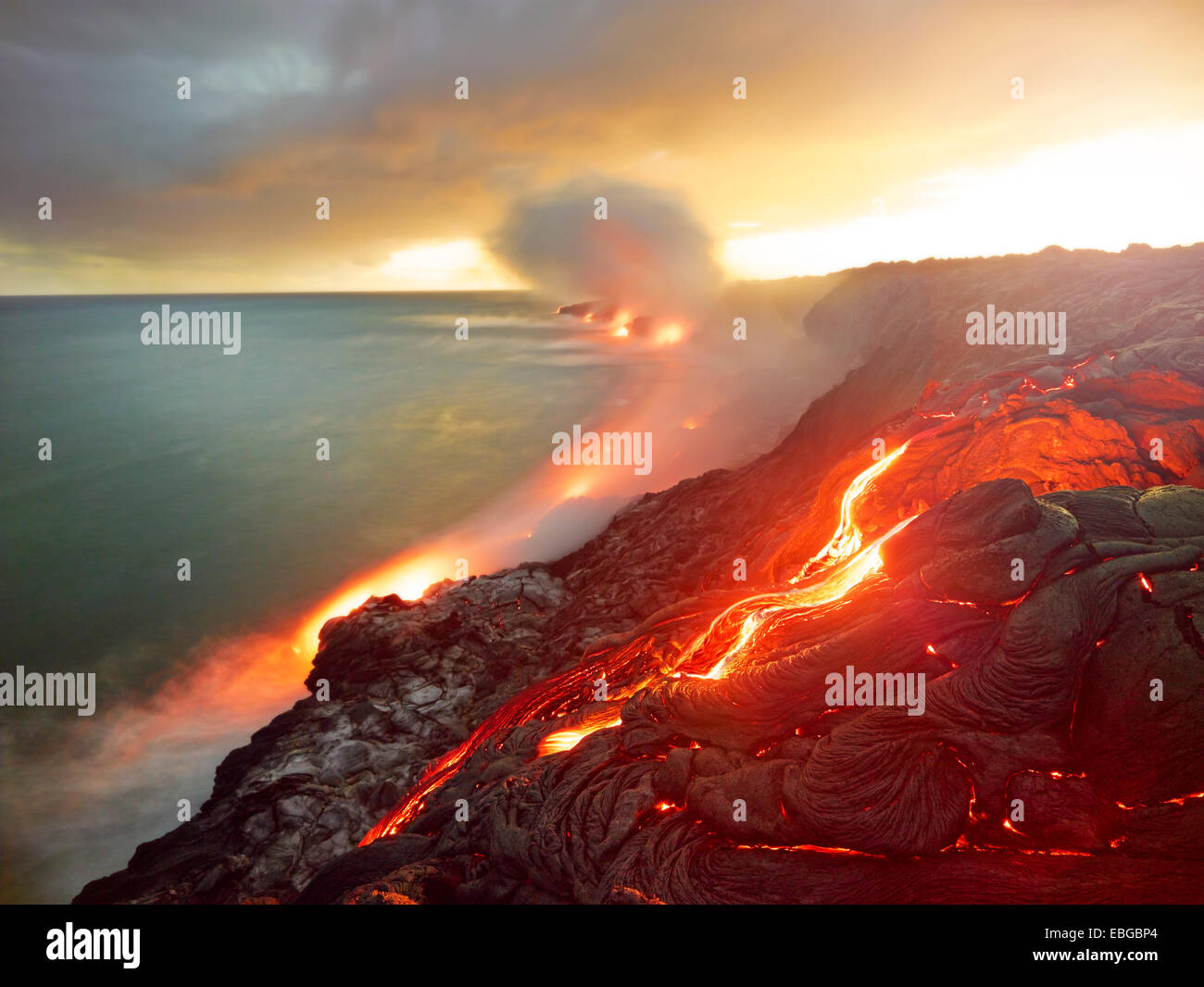 Puʻu ʻŌʻō o Puu Oo vulcano, eruzione vulcanica, flusso di lava, red hot lava fluente nell'Oceano Pacifico Foto Stock