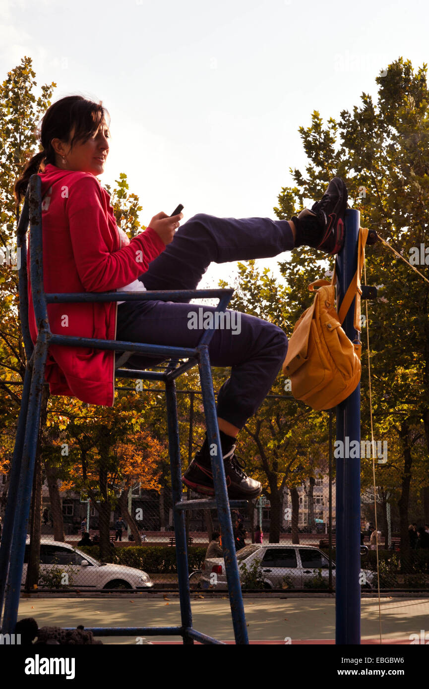 Giovane donna seduta su una sedia arbitro durante una partita di pallavolo  Foto stock - Alamy
