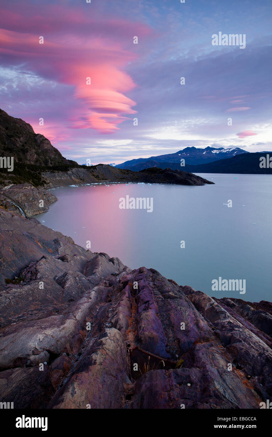 Glaciale di striature sulla superficie di roccia, con il lago di grigio nel retro al tramonto, Parco Nazionale Torres del Paine, Cile Foto Stock