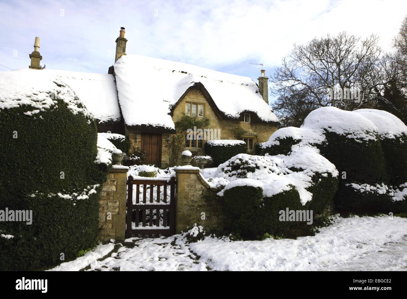 Un cottage del Costwolds con il suo bel giardino a Chipping Campden su un giorno inverni Foto Stock