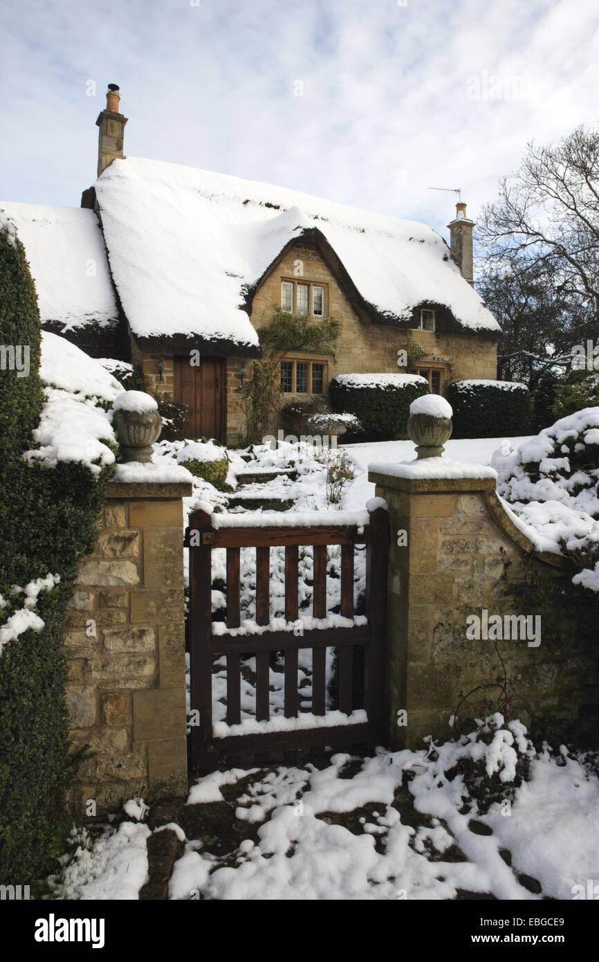 Un cottage del Costwolds con il suo bel giardino a Chipping Campden su un giorno inverni Foto Stock