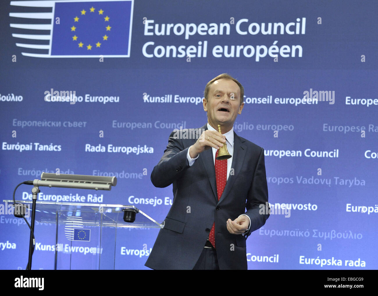 Bruxelles, Belgio. 1 dicembre, 2014. Il nuovo Presidente del Consiglio europeo Donald Tusk in uscita e il Presidente del Consiglio europeo Herman Van Rompuy (non visibile) durante una cerimonia di consegna a livello di Unione europea la sede del Consiglio a Bruxelles, la capitale del Belgio, dal 1 dicembre 2014. Brosmio ha iniziato il suo mandato quinquennale come Presidente del Consiglio europeo qui il lunedì. Credito: Voi Pingfan/Xinhua/Alamy Live News Foto Stock