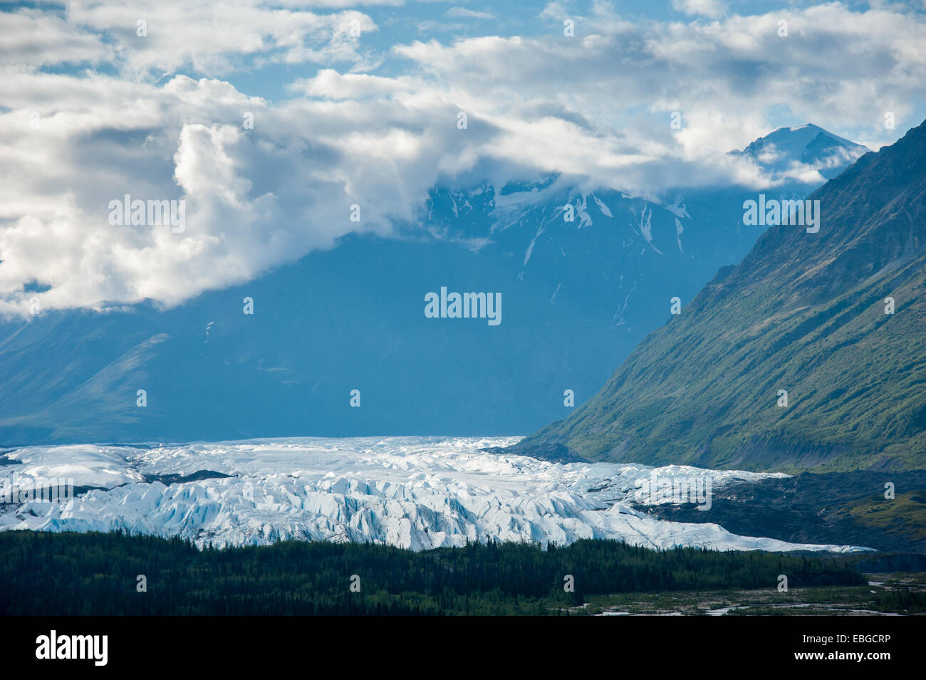 Chugach mountain range e il ghiacciaio Matanuska da Glenn Highway National Scenic Byway in Alaska Foto Stock