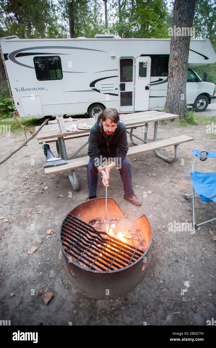 La tostatura marshmallows al campeggio di RV Foto Stock
