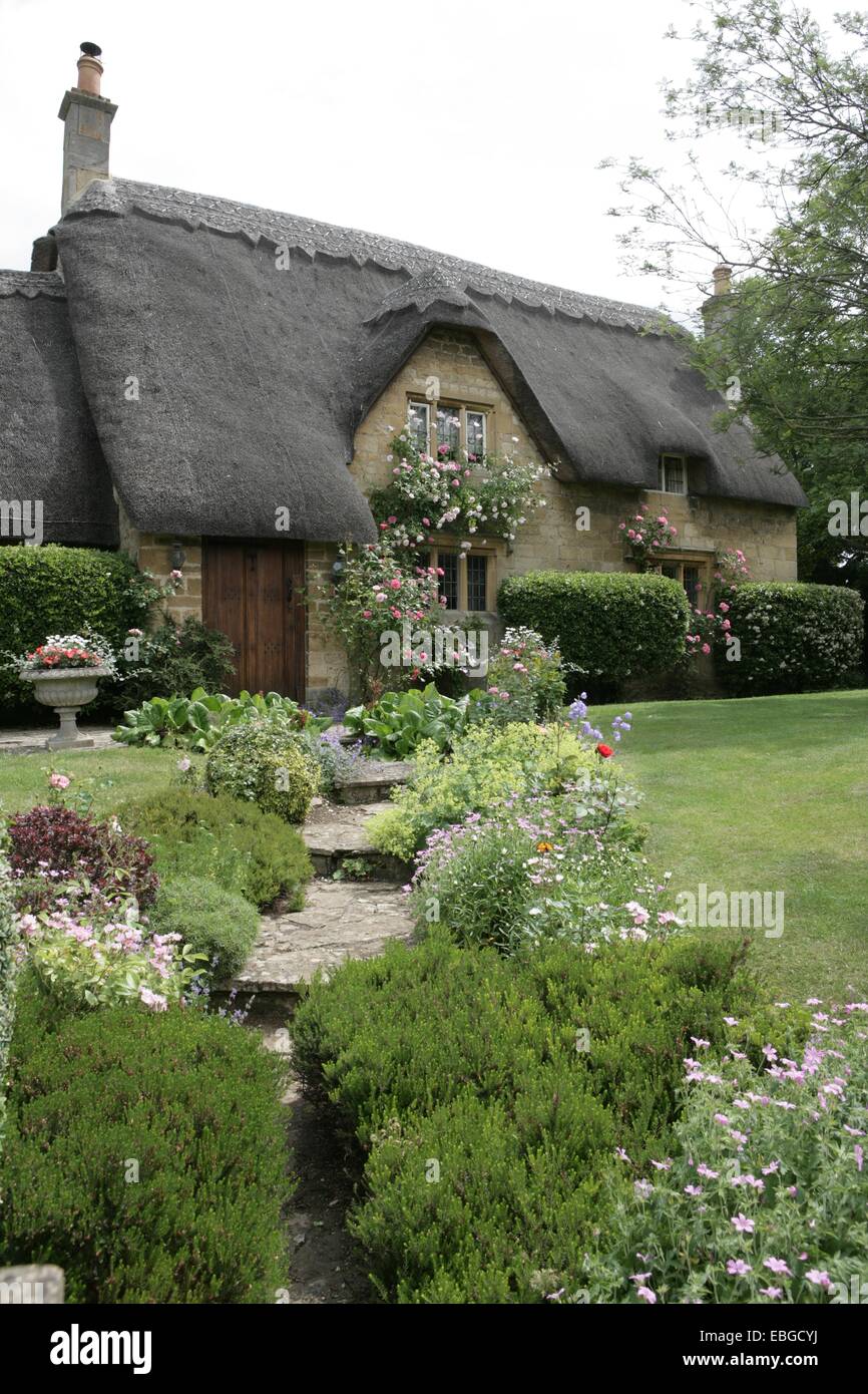 Un grazioso cottage con tetto in paglia in Cotswolds con il suo bel giardino a Chipping Campden Foto Stock