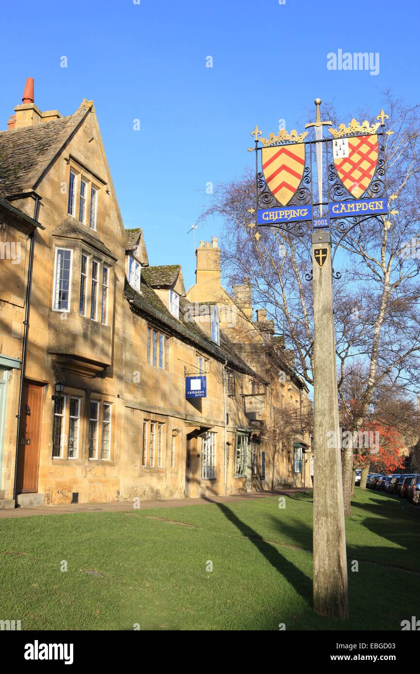 Il segno della città nella strada alta del Cotswold città di Chipping Campden Foto Stock