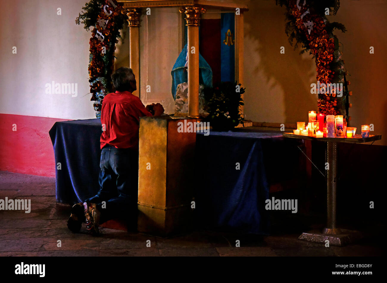 Uomo che prega alla Beata Vergine Maria Oaxaca Cattedrale Messico Foto Stock
